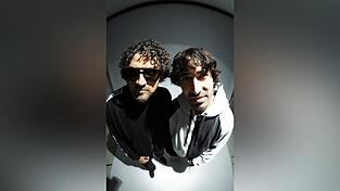 Achim Schneemann (links) alias Maniac hat die Bookingfirma „The Gaudi is Real“ gegründet. Zusammen mit Liquid gehört er auch zu den Künstlern des Kollektivs. Achim Schneemann (links) alias Maniac hat die Bookingfirma „The Gaudi is Real“ gegründet. Zusammen mit Liquid gehört er auch zu den Künstlern des Kollektivs.