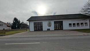 Das bestehende Feuerwehrhaus: Geplant sind eine Verlängerung nach links und drei Tore. Das bestehende Feuerwehrhaus: Geplant sind eine Verlängerung nach links und drei Tore.