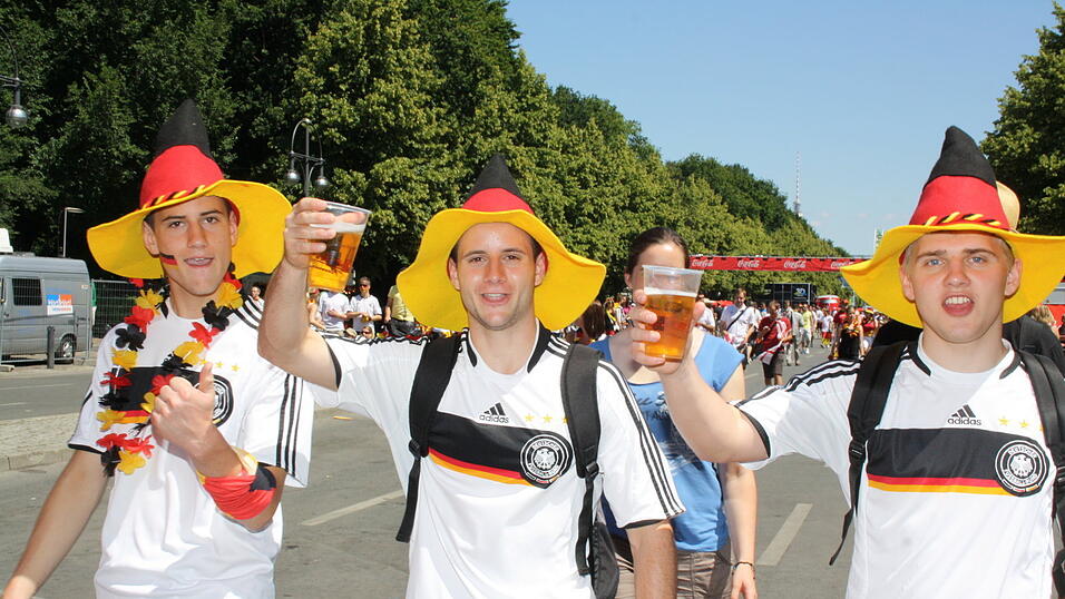 Christian Fertl war am Sonntag auf der Fanmeile in Berlin und erlebte dort das Achtelfinale gegen England auf Großleinwand. Christian Fertl war am Sonntag auf der Fanmeile in Berlin und erlebte dort das Achtelfinale gegen England auf Großleinwand.