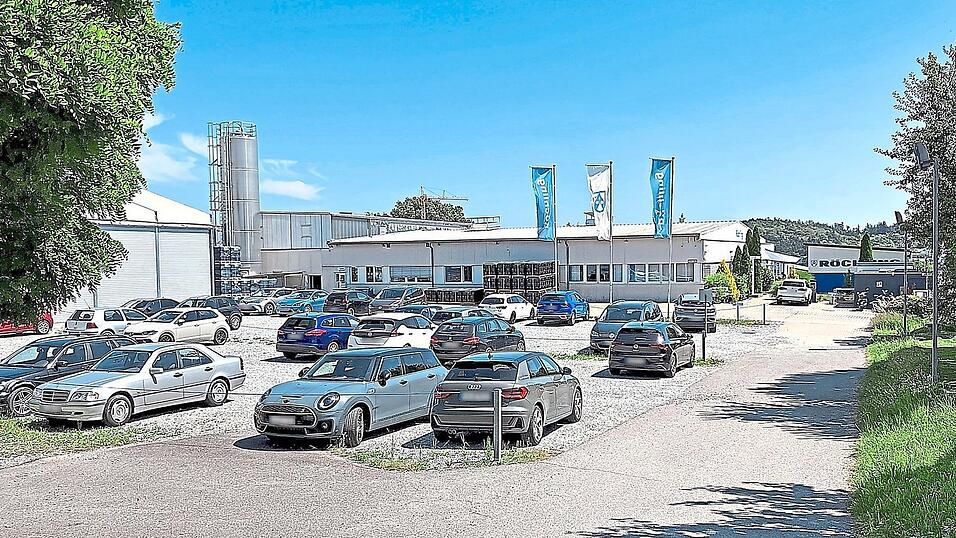 Die auf dem Firmengelände geparkten Fahrzeuge der Mitarbeiterinnen und Mitarbeiter zeigen, dass bei Röchling noch produziert wird. Bis Ende des Jahres wird das Unternehmen den Standort allerdings dichtmachen, wie jetzt bekanntwurde. Die auf dem Firmengelände geparkten Fahrzeuge der Mitarbeiterinnen und Mitarbeiter zeigen, dass bei Röchling noch produziert wird. Bis Ende des Jahres wird das Unternehmen den Standort allerdings dichtmachen, wie jetzt bekanntwurde.