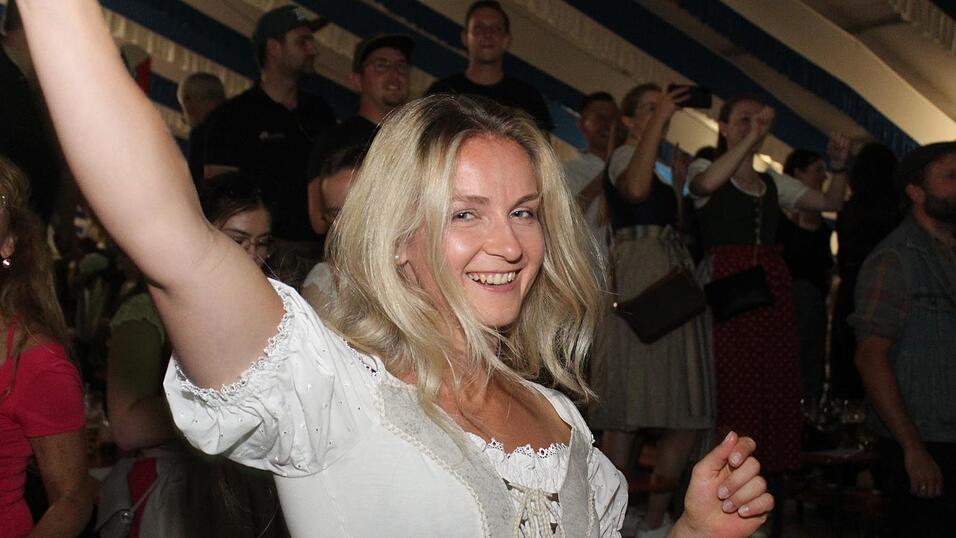 Zur Musik von Headless wurde ausgelassen gefeiert. Zur Musik von Headless wurde ausgelassen gefeiert.