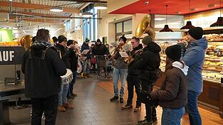 Der Edeka war die erste Station des Neujahrsanblasens. Der Edeka war die erste Station des Neujahrsanblasens.
