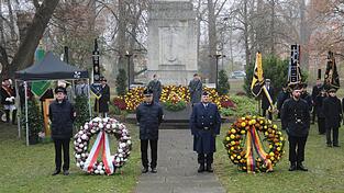 Freiwillige Feuerwehr, Reservisten und Fahnenabordnungen verschiedener Vereine waren am Ehrenmal Unter den Linden aufgezogen. Freiwillige Feuerwehr, Reservisten und Fahnenabordnungen verschiedener Vereine waren am Ehrenmal Unter den Linden aufgezogen.