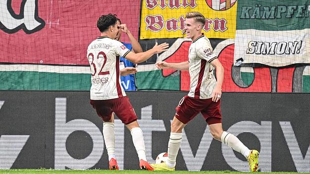 Bärenstark vor den Augen des Bundestrainers: Anton Kade (r) beim Torjubel nach seinem 2:0. Bärenstark vor den Augen des Bundestrainers: Anton Kade (r) beim Torjubel nach seinem 2:0.