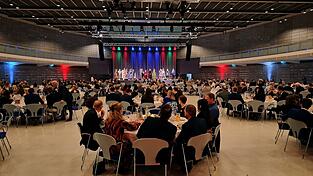 Rund 300 Vertreter aus der Tourismusbranche von 15 Ländern bewirtete die Stadt am Dienstagabend. Rund 300 Vertreter aus der Tourismusbranche von 15 Ländern bewirtete die Stadt am Dienstagabend.