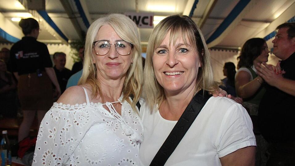 Zur Musik von Headless wurde ausgelassen gefeiert. Zur Musik von Headless wurde ausgelassen gefeiert.