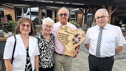 Ein Geschenk mit Symbolkraft: „Du bist aus gutem Holz geschnitzt und hast ein sehr großes Herz.“ Max Schmaderer (Zweiter von rechts) und Ehefrau Marianne (links) mit Thekla Schauer und Gatte Ludwig Oswald. Ein Geschenk mit Symbolkraft: „Du bist aus gutem Holz geschnitzt und hast ein sehr großes Herz.“ Max Schmaderer (Zweiter von rechts) und Ehefrau Marianne (links) mit Thekla Schauer und Gatte Ludwig Oswald.