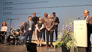 Professor Dr. Andreas Grzemba würdigte die Promotionen von Dr.-Ing. Franz Xaver Röhrl, Dr. rer. nat. Raphaela Pagany, Dr. Stefan Küspert, Dr. Melanie Hagod und Dr. Michael Heigl. Professor Dr. Andreas Grzemba würdigte die Promotionen von Dr.-Ing. Franz Xaver Röhrl, Dr. rer. nat. Raphaela Pagany, Dr. Stefan Küspert, Dr. Melanie Hagod und Dr. Michael Heigl.