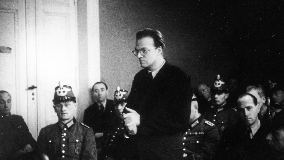 Alfred Delp vor dem Volksgerichtshof. Am 11. Januar 1945 wurde er wegen Hoch- und Landesverrats zu Tode verurteilt. Am 2. Februar 1945 wurde er von den Nationalsozialisten erhängt. Alfred Delp vor dem Volksgerichtshof. Am 11. Januar 1945 wurde er wegen Hoch- und Landesverrats zu Tode verurteilt. Am 2. Februar 1945 wurde er von den Nationalsozialisten erhängt.