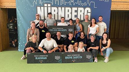 Die Teams mit ihrem mitgereisten Fanclub Die Teams mit ihrem mitgereisten Fanclub