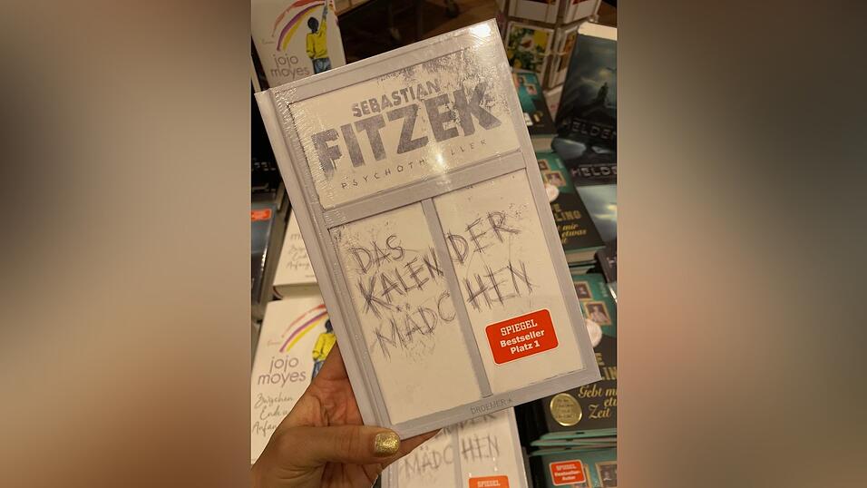 Erst veröffentlicht, führt Sebastian Fitzek mit 'Kalendermädchen' die Liste bei Bücher Pustet an. Erst veröffentlicht, führt Sebastian Fitzek mit 'Kalendermädchen' die Liste bei Bücher Pustet an.