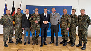 Das Bezirksverbindungskommando Niederbayern hat einen neuen Leiter: Oberst Claus Schorn (Dritter von rechts) folgt auf Oberst Stephan Wiesend (Vierter von links). Das Bezirksverbindungskommando Niederbayern hat einen neuen Leiter: Oberst Claus Schorn (Dritter von rechts) folgt auf Oberst Stephan Wiesend (Vierter von links).