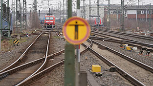Die Deutsche Bahn hat Details zum Ersatzfahrplan während der Bahnsanierung im kommenden Jahr öffentlich gemacht. (Symbolbild) Die Deutsche Bahn hat Details zum Ersatzfahrplan während der Bahnsanierung im kommenden Jahr öffentlich gemacht. (Symbolbild)