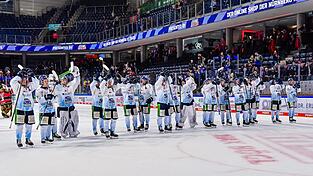 Nach dem 5:3-Erfolg in Nürnberg feiern die Straubing Tigers nicht nur den Derbysieg, sondern auch die Übernahme der Tabellenführung. Nach dem 5:3-Erfolg in Nürnberg feiern die Straubing Tigers nicht nur den Derbysieg, sondern auch die Übernahme der Tabellenführung.