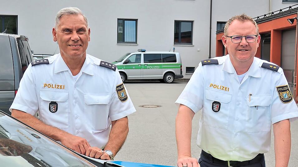Deggendorfs neuer Polizeichef Markus Völkl (r.) bekennt sich klar zu seinen Wurzeln im 'Woid'. Er will, unterstützt von seinem Stellvertreter, Erstem Polizeihauptkommissar Werner Feilmeier (l.), dafür sorgen, dass die Heimat auch weiterhin sicher und lebenswert bleibt. Deggendorfs neuer Polizeichef Markus Völkl (r.) bekennt sich klar zu seinen Wurzeln im 'Woid'. Er will, unterstützt von seinem Stellvertreter, Erstem Polizeihauptkommissar Werner Feilmeier (l.), dafür sorgen, dass die Heimat auch weiterhin sicher und lebenswert bleibt.