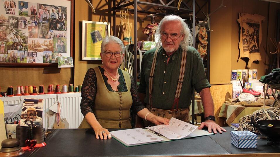Birgit und Reiner Buchberger berieten ihre Kunden immer gerne, damit sie die Lederhose finden konnten, die zu ihnen passt. Doch nun wollen sie in Rente gehen. Neue Aufträge nehmen sie nicht mehr an, bestehende arbeiten sie noch ab. Birgit und Reiner Buchberger berieten ihre Kunden immer gerne, damit sie die Lederhose finden konnten, die zu ihnen passt. Doch nun wollen sie in Rente gehen. Neue Aufträge nehmen sie nicht mehr an, bestehende arbeiten sie noch ab.