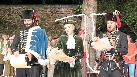 Zum Abschluss der Jubiläumssaison, gleichzeitig das Ende einer Ära, blickten die Trenckdarsteller Christian Liegl (links) und Lawrence Gast mit Kathi Sophia Hetzl auf 75 Jahre Trenckfestspiel zurück und gaben dabei auch einen Ausblick auf die Neuinszenierung 2027. Zum Abschluss der Jubiläumssaison, gleichzeitig das Ende einer Ära, blickten die Trenckdarsteller Christian Liegl (links) und Lawrence Gast mit Kathi Sophia Hetzl auf 75 Jahre Trenckfestspiel zurück und gaben dabei auch einen Ausblick auf die Neuinszenierung 2027.