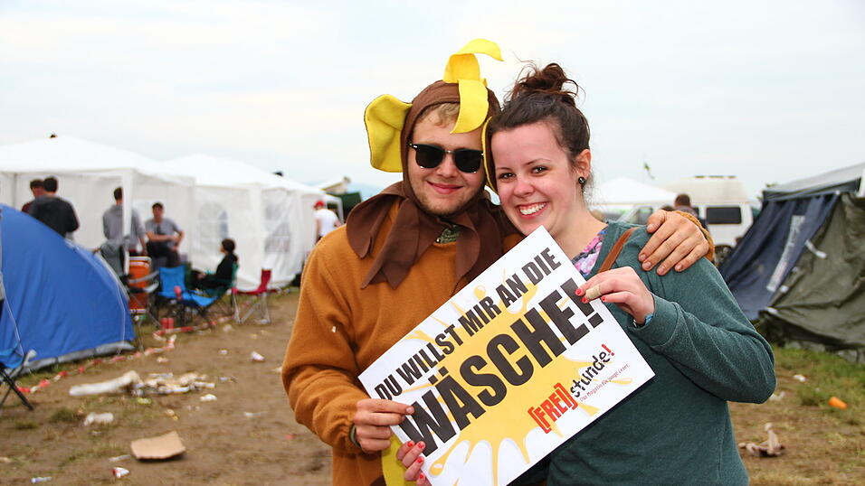 Die Besucher des Pfingst-Open-Airs in Salching sind schon in Feierlaune, aufgenommen von David Voltz am Freitag. Die Besucher des Pfingst-Open-Airs in Salching sind schon in Feierlaune, aufgenommen von David Voltz am Freitag.