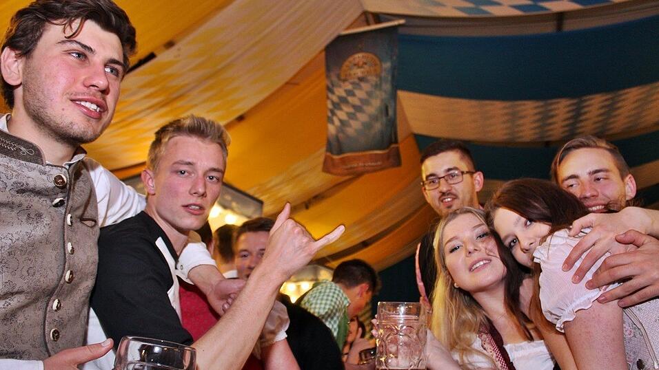 Die Frühjahrsdult 2017 in Landshut neigt sich dem Ende entgegen. Grund genug, noch einmal richtig in den Bierzelten zu feiern - abgerundet vom traditionellen Feuerwerk. Die Frühjahrsdult 2017 in Landshut neigt sich dem Ende entgegen. Grund genug, noch einmal richtig in den Bierzelten zu feiern - abgerundet vom traditionellen Feuerwerk.