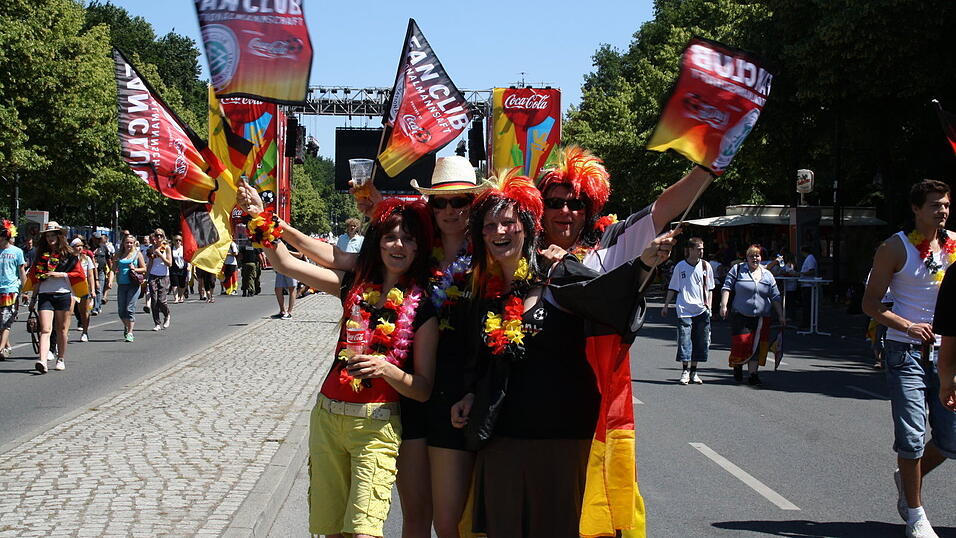 Christian Fertl war am Sonntag auf der Fanmeile in Berlin und erlebte dort das Achtelfinale gegen England auf Großleinwand. Christian Fertl war am Sonntag auf der Fanmeile in Berlin und erlebte dort das Achtelfinale gegen England auf Großleinwand.