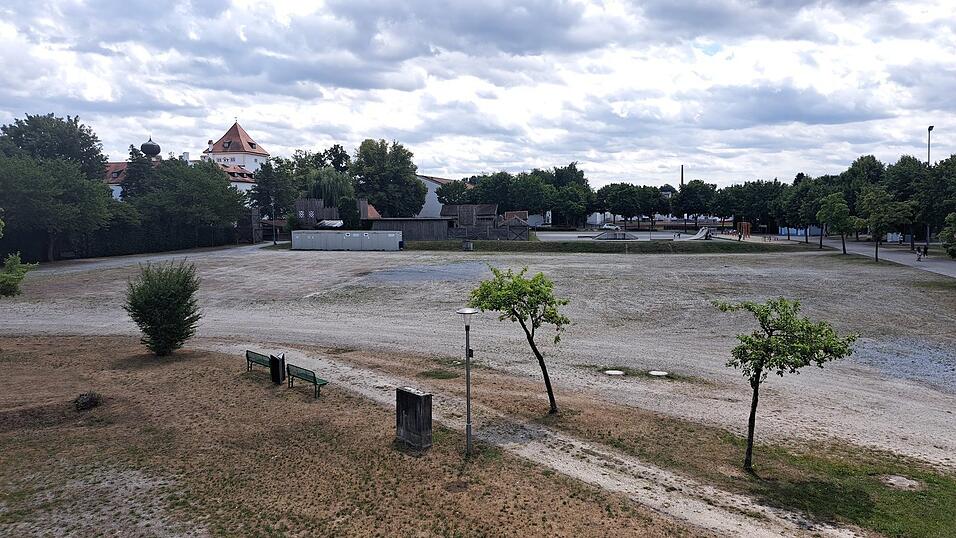 Die Toilettenboxen am Volksfestplatz von der 900-Jahr-Feier wären noch fürs Lollypop-Festival genutzt worden. Kommende Woche werden sie nun abgebaut. Die Toilettenboxen am Volksfestplatz von der 900-Jahr-Feier wären noch fürs Lollypop-Festival genutzt worden. Kommende Woche werden sie nun abgebaut.