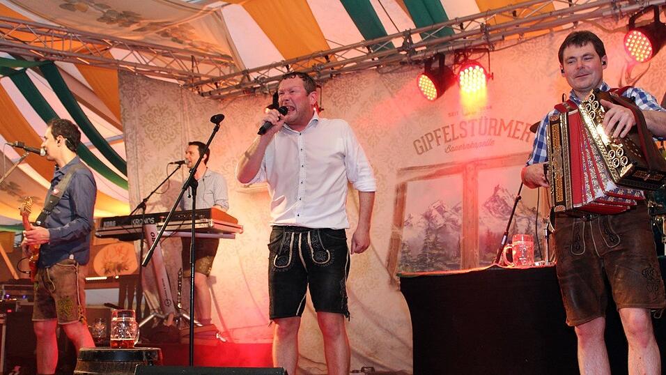 Die Frühjahrsdult 2017 in Landshut neigt sich dem Ende entgegen. Grund genug, noch einmal richtig in den Bierzelten zu feiern - abgerundet vom traditionellen Feuerwerk. Die Frühjahrsdult 2017 in Landshut neigt sich dem Ende entgegen. Grund genug, noch einmal richtig in den Bierzelten zu feiern - abgerundet vom traditionellen Feuerwerk.