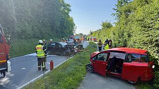 Zwischen Buch und Niedererlbach kollidierten zwei Autos. Zwischen Buch und Niedererlbach kollidierten zwei Autos.