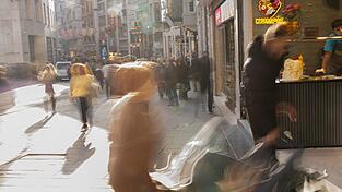 Ermittler vermuteten bisher eine Lebensmittelvergiftung, etwa durch Streetfood. Ermittler vermuteten bisher eine Lebensmittelvergiftung, etwa durch Streetfood.