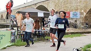 Unter anderem mit dem „Run for Rescue“ unterstützen Regensburgerinnen und Regensburger regelmäßig die Hilfsorganisation Sea-Eye. Unter anderem mit dem „Run for Rescue“ unterstützen Regensburgerinnen und Regensburger regelmäßig die Hilfsorganisation Sea-Eye.