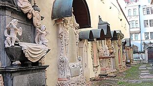 Aufwendig gestaltete Wandepitaphe künden von der einstigen Prachtentfaltung der Gesandten. Aufwendig gestaltete Wandepitaphe künden von der einstigen Prachtentfaltung der Gesandten.