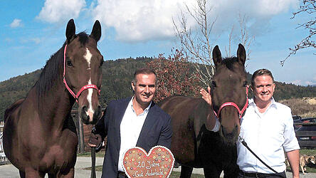 Stiftungsvorstand Dieter Ehrengruber und Gutsleiter Benedikt Gruber (r.) mit den beiden ehemaligen Polizeipferden Platon und Pegasus. Stiftungsvorstand Dieter Ehrengruber und Gutsleiter Benedikt Gruber (r.) mit den beiden ehemaligen Polizeipferden Platon und Pegasus.