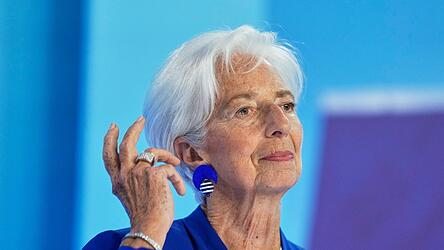 Die Präsidentin der Europäischen Zentralbank Christine Lagarde spricht während einer Pressekonferenz nach einer EZB-Ratssitzung zu den Medien. Die Präsidentin der Europäischen Zentralbank Christine Lagarde spricht während einer Pressekonferenz nach einer EZB-Ratssitzung zu den Medien.
