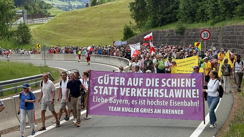 Teilnehmer der Demonstration haben sich zur Protestaktion gegen die Verkehrsflut am Brenner versammelt. Teilnehmer der Demonstration haben sich zur Protestaktion gegen die Verkehrsflut am Brenner versammelt.