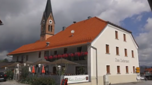 Das Traditionswirtshaus „Zum Zacherwirt“ ist mitten im Dorf und nun seit zehn Jahren in den Händen von Alois und Martin Riesinger. Das Traditionswirtshaus „Zum Zacherwirt“ ist mitten im Dorf und nun seit zehn Jahren in den Händen von Alois und Martin Riesinger.