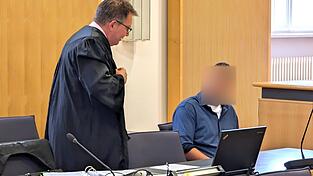 Laut Aussage seiner Partnerin habe sich der Angeklagte ins Haus geflüchtet, weil die wildfremde Frau ihm im Garten die Lederhose herunterreißen wollte: 'Er hat richtig Angst vor ihr gehabt.' Laut Aussage seiner Partnerin habe sich der Angeklagte ins Haus geflüchtet, weil die wildfremde Frau ihm im Garten die Lederhose herunterreißen wollte: 'Er hat richtig Angst vor ihr gehabt.'