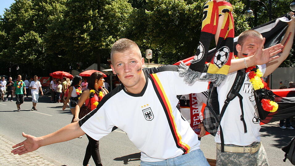 Christian Fertl war am Sonntag auf der Fanmeile in Berlin und erlebte dort das Achtelfinale gegen England auf Großleinwand. Christian Fertl war am Sonntag auf der Fanmeile in Berlin und erlebte dort das Achtelfinale gegen England auf Großleinwand.