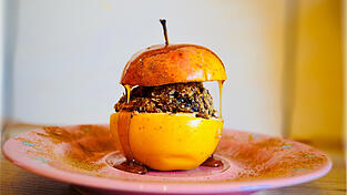 Katis Bratapfel-Rezept geht superschnell und einfach und bringt Weihnachtsstimmung auf den Teller. Katis Bratapfel-Rezept geht superschnell und einfach und bringt Weihnachtsstimmung auf den Teller.