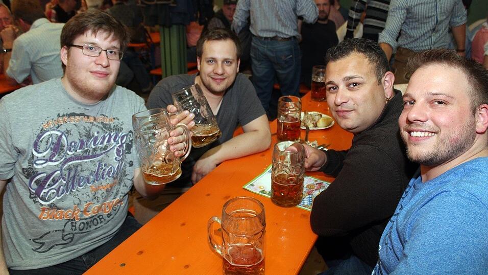 Die Frühjahrsdult 2017 in Landshut neigt sich dem Ende entgegen. Grund genug, noch einmal richtig in den Bierzelten zu feiern - abgerundet vom traditionellen Feuerwerk. Die Frühjahrsdult 2017 in Landshut neigt sich dem Ende entgegen. Grund genug, noch einmal richtig in den Bierzelten zu feiern - abgerundet vom traditionellen Feuerwerk.