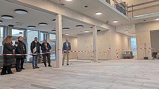 Dr. Helmut Steininger zeigte den Gästen der VR-Bank das Schmuckstück des Förderzentrums, die neue Aula, die aktuell gefliest wird. Dr. Helmut Steininger zeigte den Gästen der VR-Bank das Schmuckstück des Förderzentrums, die neue Aula, die aktuell gefliest wird.