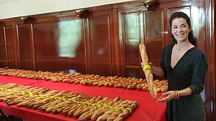 Juryvorsitzende Olivia Polski zeigt, wie in Paris ein Baguette aussehen soll. Juryvorsitzende Olivia Polski zeigt, wie in Paris ein Baguette aussehen soll.
