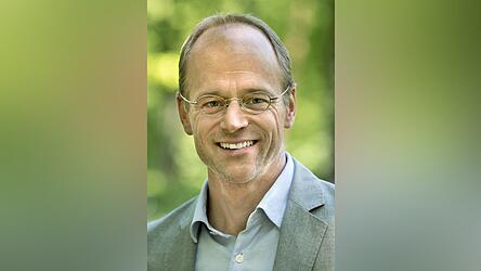 Klaus Zierer (50) ist seit 2015 Ordinarius für Schulpädagogik an der Universität Augsburg. Davor war er von 2011 bis 2015 als Universitätsprofessor für Erziehungswissenschaft an der Carl von Ossietzky Universität Oldenburg. Klaus Zierer (50) ist seit 2015 Ordinarius für Schulpädagogik an der Universität Augsburg. Davor war er von 2011 bis 2015 als Universitätsprofessor für Erziehungswissenschaft an der Carl von Ossietzky Universität Oldenburg.