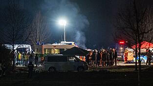 Der 43 Jahre alte Angeklagte soll bei einer großen Feier im März in Parsberg in der Oberpfalz seinen Cousin getötet haben. (Archivbild) Der 43 Jahre alte Angeklagte soll bei einer großen Feier im März in Parsberg in der Oberpfalz seinen Cousin getötet haben. (Archivbild)