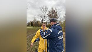 Nur mit Schutzausrüstung: Im Landkreis Freising hilft das THW aktuell bei der Bergung von toten Wildvögeln. Wer einen toten Vogel findet, soll ihn keinesfalls berühren und das Veterinäramt verständigen. Nur mit Schutzausrüstung: Im Landkreis Freising hilft das THW aktuell bei der Bergung von toten Wildvögeln. Wer einen toten Vogel findet, soll ihn keinesfalls berühren und das Veterinäramt verständigen.