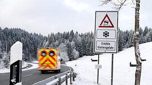 Bei Schnee und Frost kann es auf den Straßen gefährlich werden. Bei Schnee und Frost kann es auf den Straßen gefährlich werden.