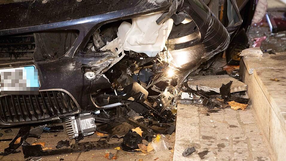 Schwerer Unfall am Dienstag kurz vor Mitternacht in Mengkofen (Kreis Dingolfing-Landau). Auch ein Rettungshubschrauber musste zur Unfallstelle beordert werden. Schwerer Unfall am Dienstag kurz vor Mitternacht in Mengkofen (Kreis Dingolfing-Landau). Auch ein Rettungshubschrauber musste zur Unfallstelle beordert werden.