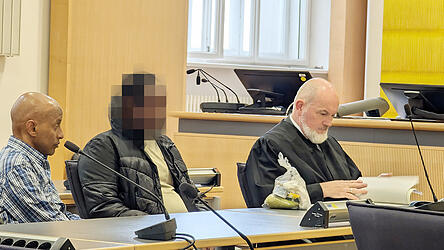 Der Angeklagte (Mitte) mit Strafverteidiger Christian Pustelnik und dem Übersetzer. Der Angeklagte (Mitte) mit Strafverteidiger Christian Pustelnik und dem Übersetzer.