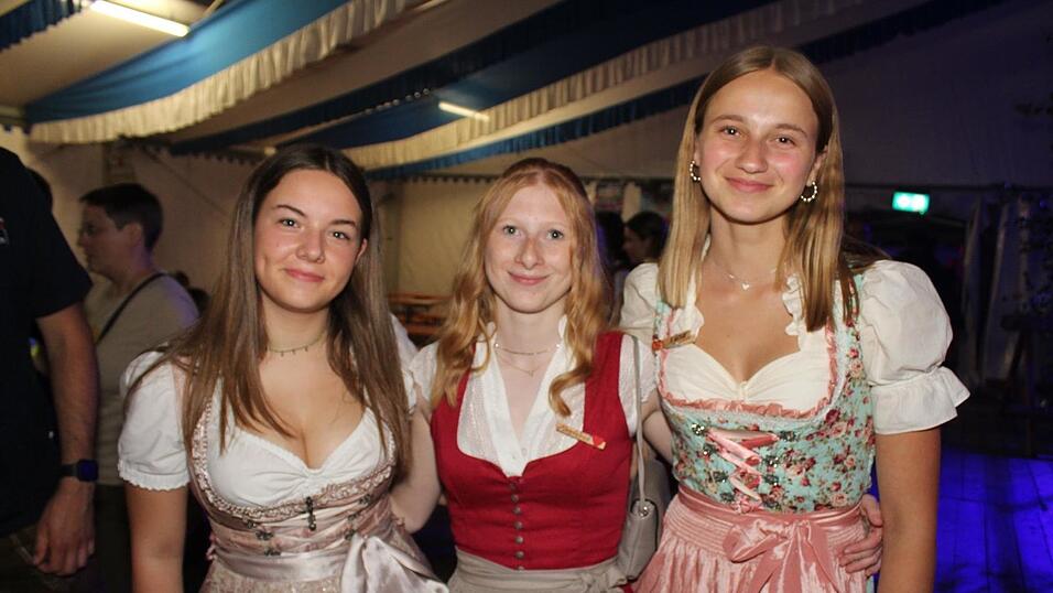 Zur Musik von Headless wurde ausgelassen gefeiert. Zur Musik von Headless wurde ausgelassen gefeiert.