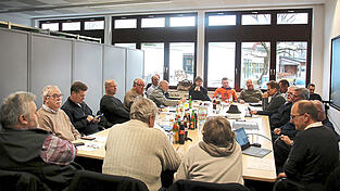 Kuschelig war es bei der letzten Bauausschusssitzung des Jahres in der neuen Außenstelle des Landratsamtes. Kuschelig war es bei der letzten Bauausschusssitzung des Jahres in der neuen Außenstelle des Landratsamtes.