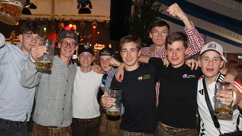 Zur Musik von Headless wurde ausgelassen gefeiert. Zur Musik von Headless wurde ausgelassen gefeiert.