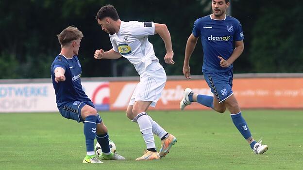 In Torlaune: Florentin Seferi (Mitte) traf bislang zweimal für die SpVgg Landshut. Gegen den TSV 1860 München II möchte er auch für Furore sorgen und den Meister ärgern. In Torlaune: Florentin Seferi (Mitte) traf bislang zweimal für die SpVgg Landshut. Gegen den TSV 1860 München II möchte er auch für Furore sorgen und den Meister ärgern.